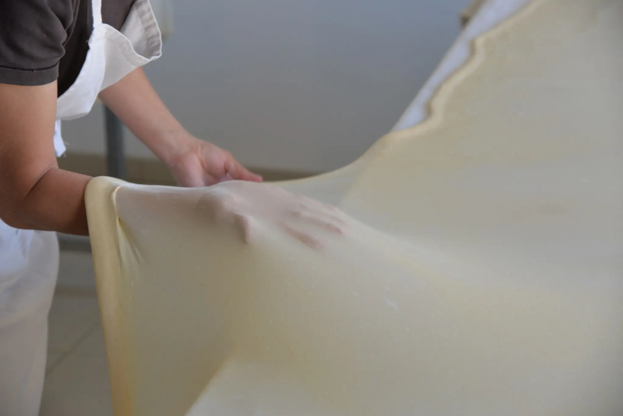 Photo d'une pate de pastis en train d'être tendue