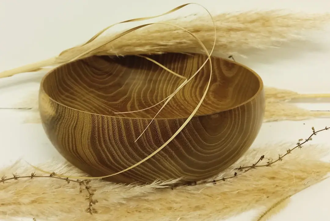 plusieurs tableaux sont posés sur des chevalets dans une pièce