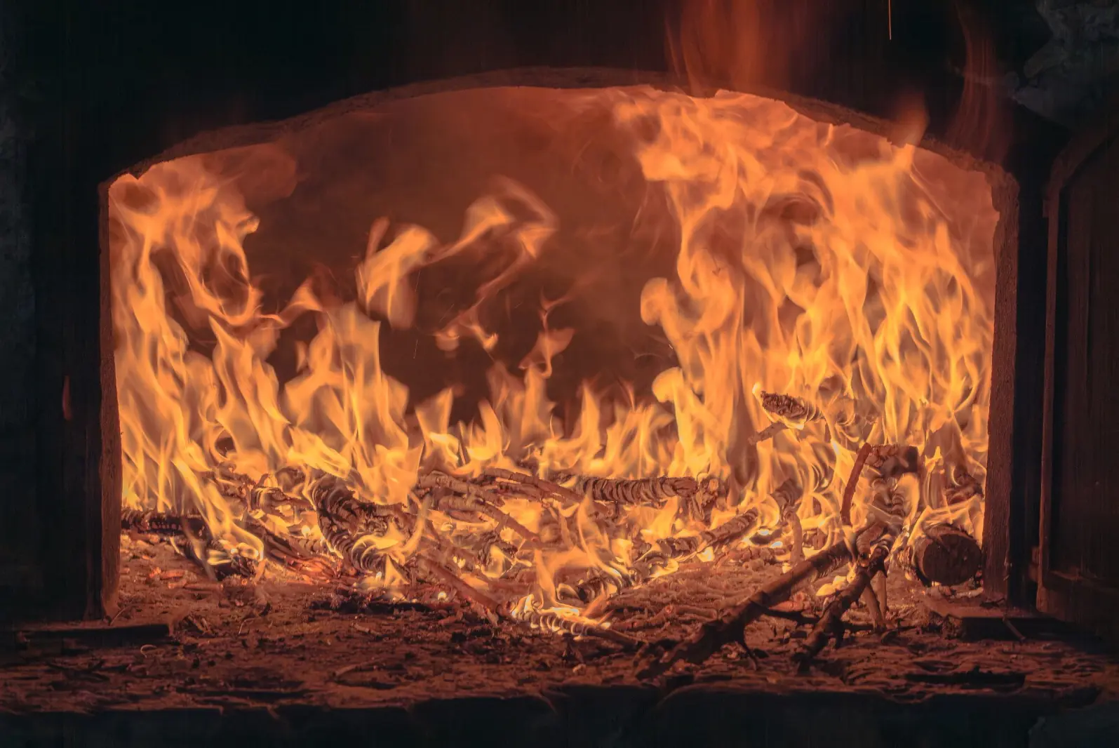 photo d'un four à pain en flamme