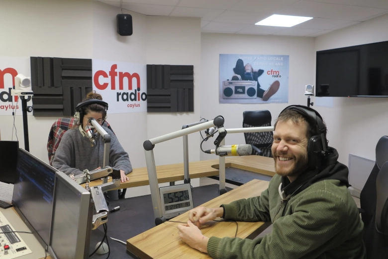Sarah et Charles dans le studio d'enregistrement de CFM Radio