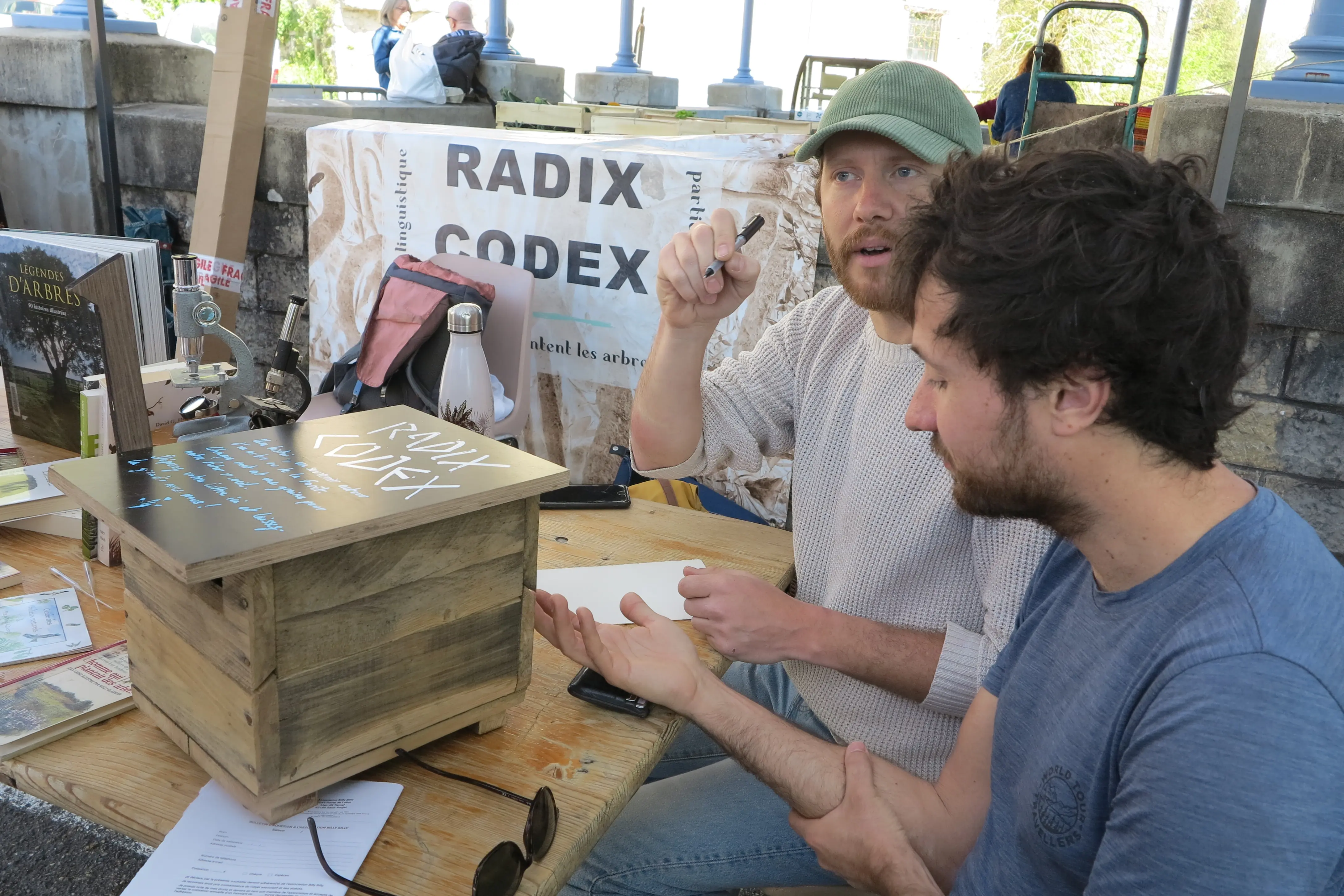 Stand radix codex au marché de Caylus