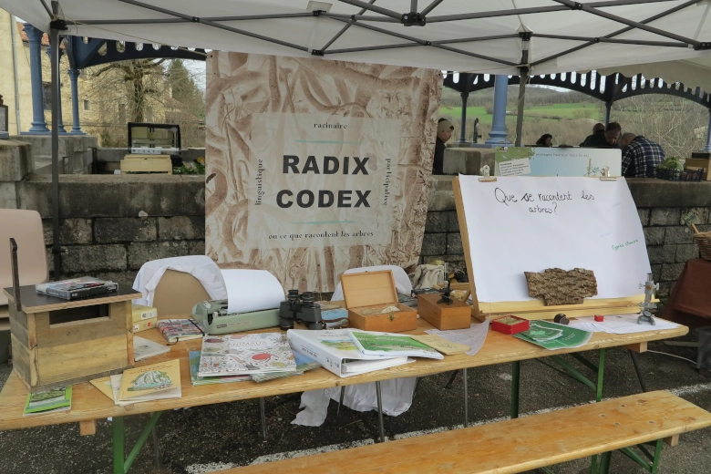 Stand de Radix Codex au marché de Caylus